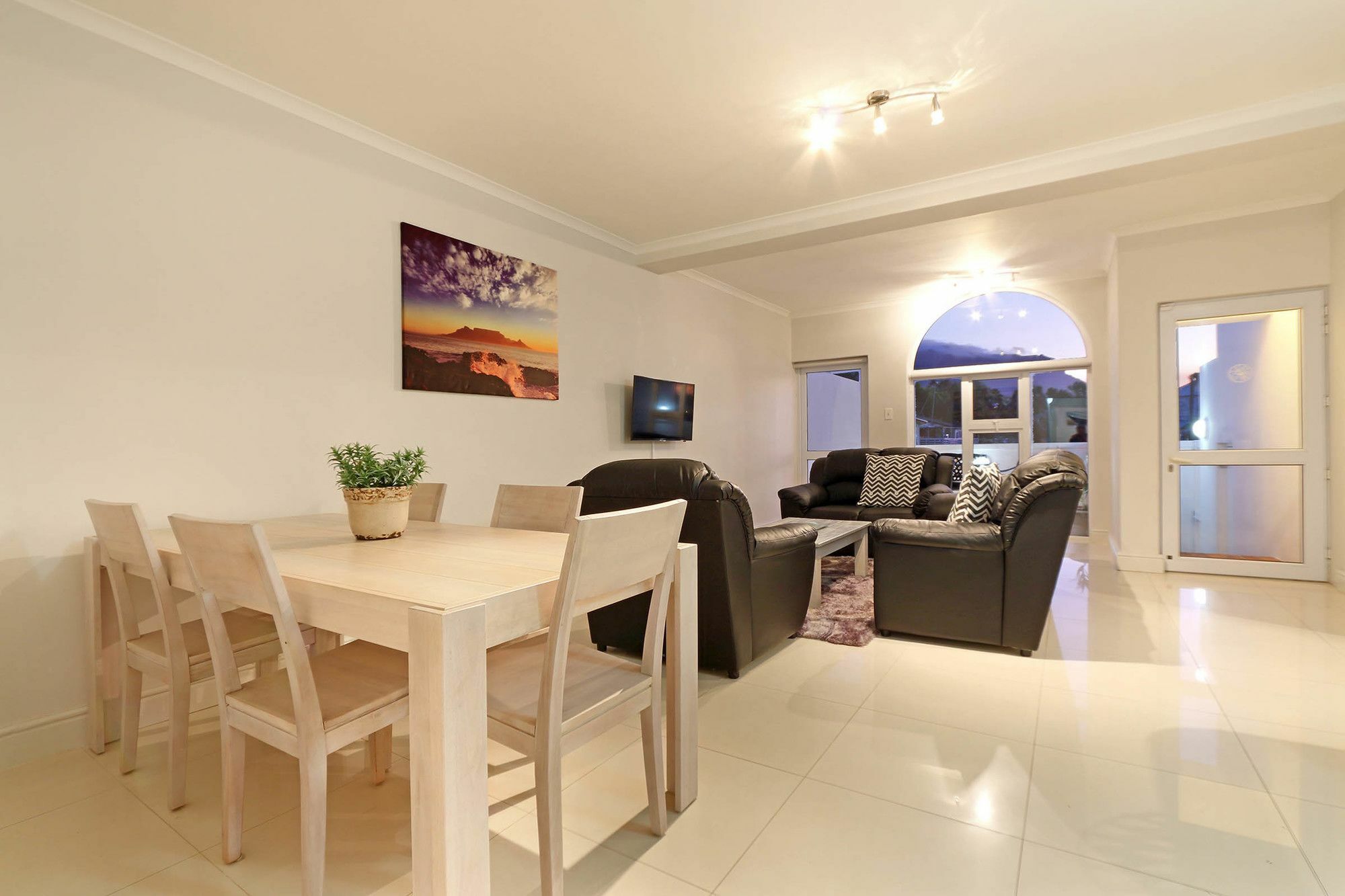 Camps Bay Beach Apartment เคปทาวน์ ภายนอก รูปภาพ